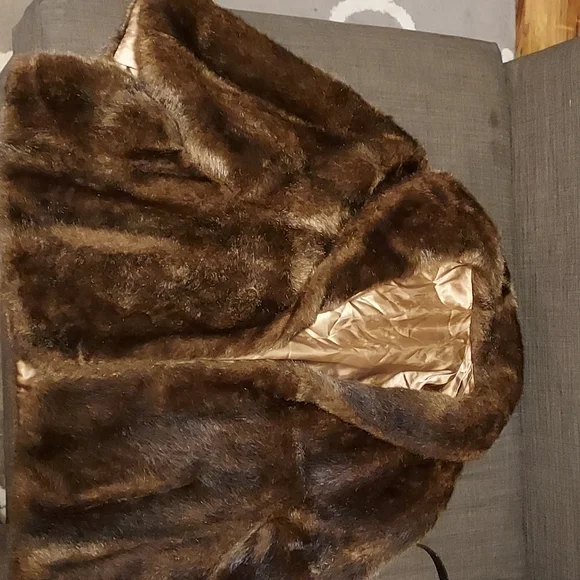 Vintage Fur Shawl/Cape - Picture 5 of 8